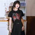 Gallery viewerに画像を読み込む, 【古怪舍---花骨シリーズ】★チャイナ風トップス★ 2color 半袖 Tシャツ プリント 個性的 オリジナル レディース 黒 赤 灰
