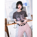 Gallery viewerに画像を読み込む, 【古怪舍---花骨シリーズ】★チャイナ風トップス★ 2color 半袖 Tシャツ プリント 個性的 オリジナル レディース 黒 赤 灰
