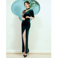 Load image into Gallery viewer, [Encounter dress series] ★Cheongsam dress★ Velvet embroidery Improves temperament Maxi length Large size Green Green
