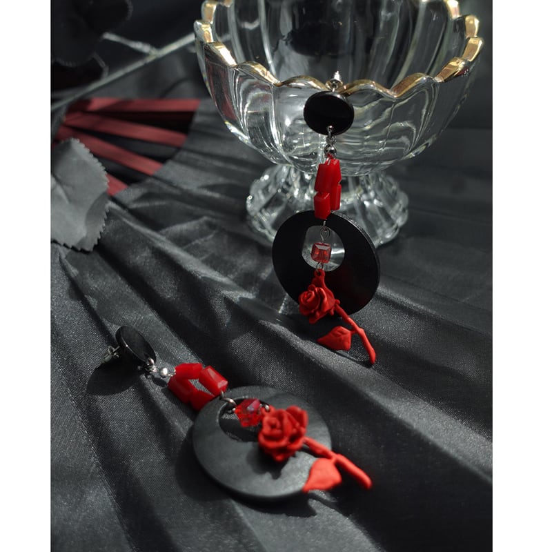 [MORE Bokuji series] ★China style earrings★ Pair earrings rose circle black red floral pattern retro