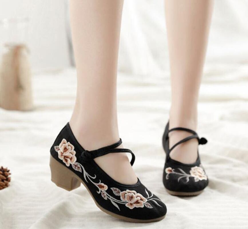 3colors Embroidery Shoes Handmade Shoes Chinese Shoes Chinese Style Shoes Chinese Style Buttons Tang Suit Hanfu Shoes Ethnic Style Retro Zook Rubber 35 36 37 38 39 40 41 White Gray Black High Heels 5cm