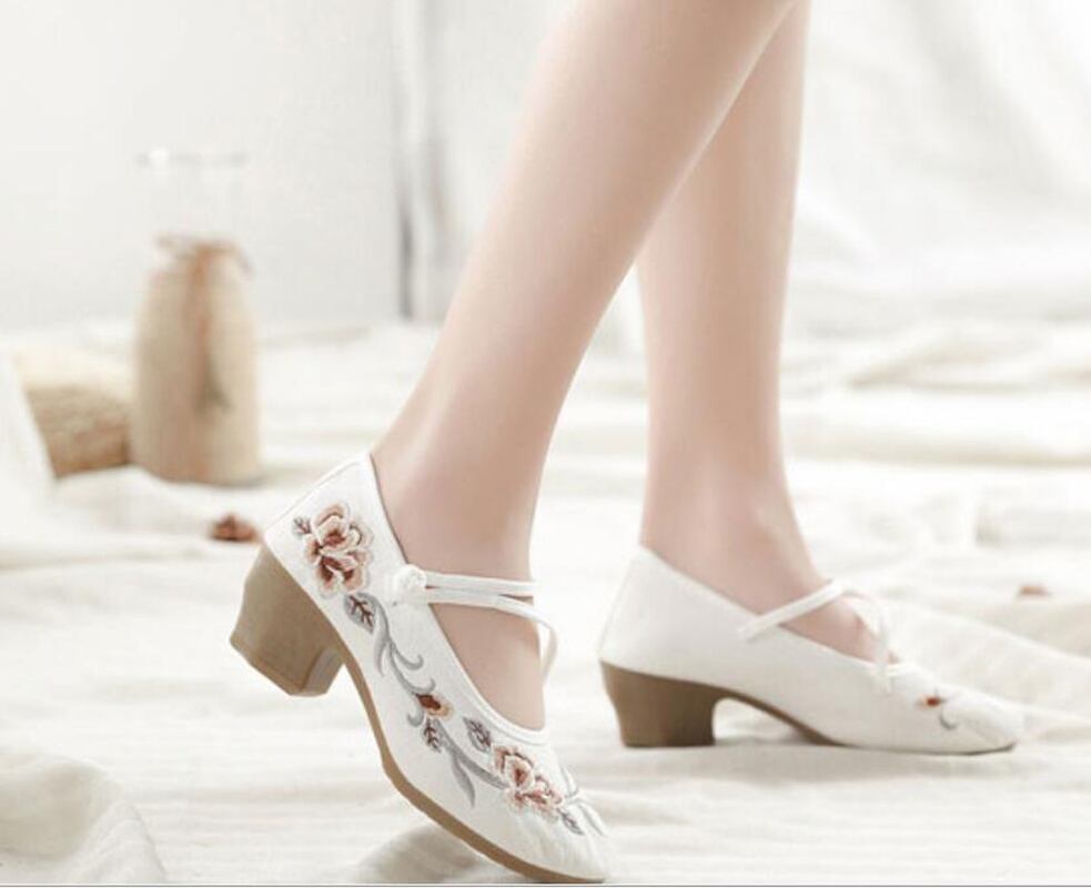 3colors Embroidery Shoes Handmade Shoes Chinese Shoes Chinese Style Shoes Chinese Style Buttons Tang Suit Hanfu Shoes Ethnic Style Retro Zook Rubber 35 36 37 38 39 40 41 White Gray Black High Heels 5cm