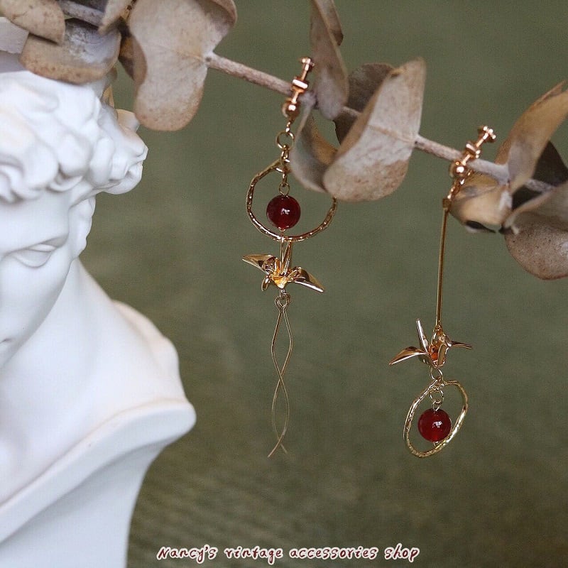 [Minami Koji Series] ★Earrings★ Pair Earrings or Earrings Crane Red Red Gold Golden Asymmetrical