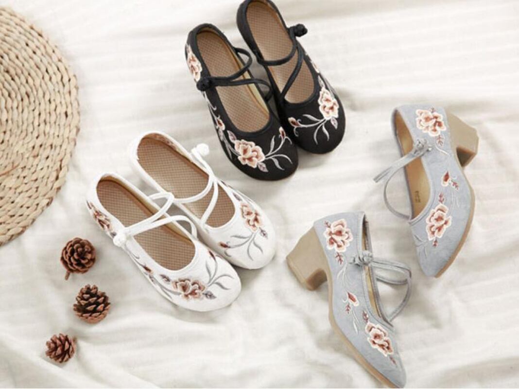 3colors Embroidery Shoes Handmade Shoes Chinese Shoes Chinese Style Shoes Chinese Style Buttons Tang Suit Hanfu Shoes Ethnic Style Retro Zook Rubber 35 36 37 38 39 40 41 White Gray Black High Heels 5cm