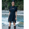 Load image into Gallery viewer, [Da Qinglong Shu Series] ★China-style dress★ Improved cheongsam dress, fringe, short length, switching black, black
