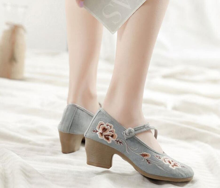 3colors Embroidery Shoes Handmade Shoes Chinese Shoes Chinese Style Shoes Chinese Style Buttons Tang Suit Hanfu Shoes Ethnic Style Retro Zook Rubber 35 36 37 38 39 40 41 White Gray Black High Heels 5cm