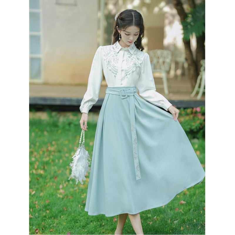 [Tatsuko Chenis Series]★Setup★ 2-piece set shirt + skirt retro embroidery date white blue