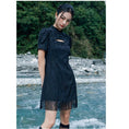 Load image into Gallery viewer, [Da Qinglong Shu Series] ★China-style dress★ Improved cheongsam dress, fringe, short length, switching black, black
