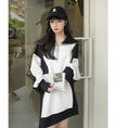 Load image into Gallery viewer, [DEER Choyo Deer Series] ★One piece★ Short length, casual, off-the-shoulder, color scheme Black White Black White S M L XL
