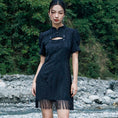 Load image into Gallery viewer, [Da Qinglong Shu Series] ★China-style dress★ Improved cheongsam dress, fringe, short length, switching black, black
