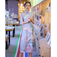 Load image into Gallery viewer, [Iga series] Improved Chinese dress in 3 colors, medium sleeves, beige, blue, pink, floral pattern, elegant
