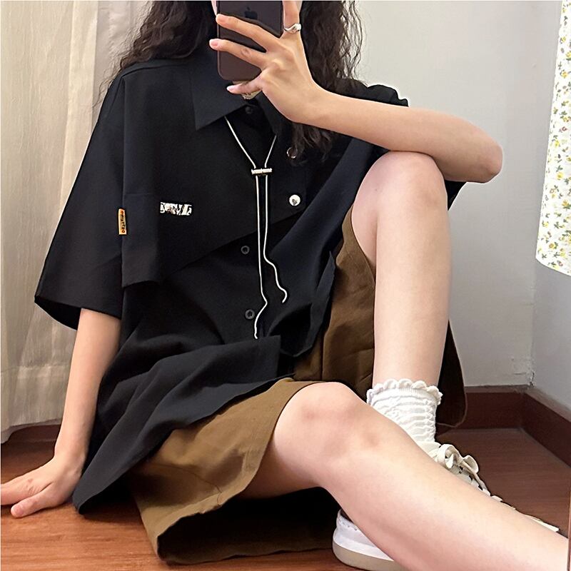 【UATONLINEシリーズ】★シャツ★ 2color トップス デザイン性有り チェーン付き 男女兼用 メンズ 夏服 黒 白 半袖シャツ