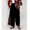 Load image into Gallery viewer, [Mumuki Series] ★Chinese-style pants★ 2 colors, black or white, fan pattern, stylish, gaucho pants, gaucho, casual
