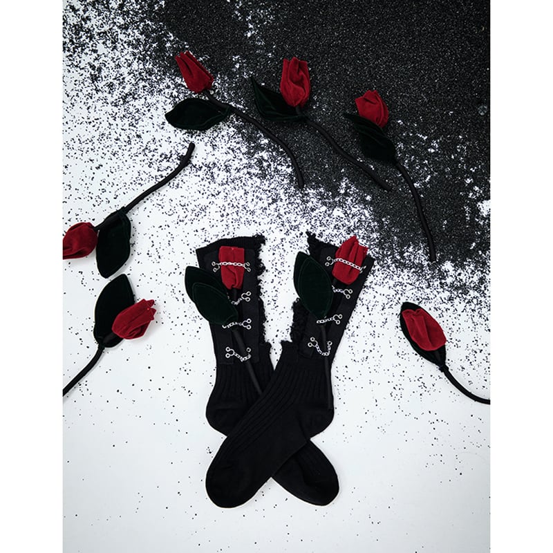 [chicsky---Kurono Series] ★2 pairs of socks★ 2color rose chain original cute black white unique