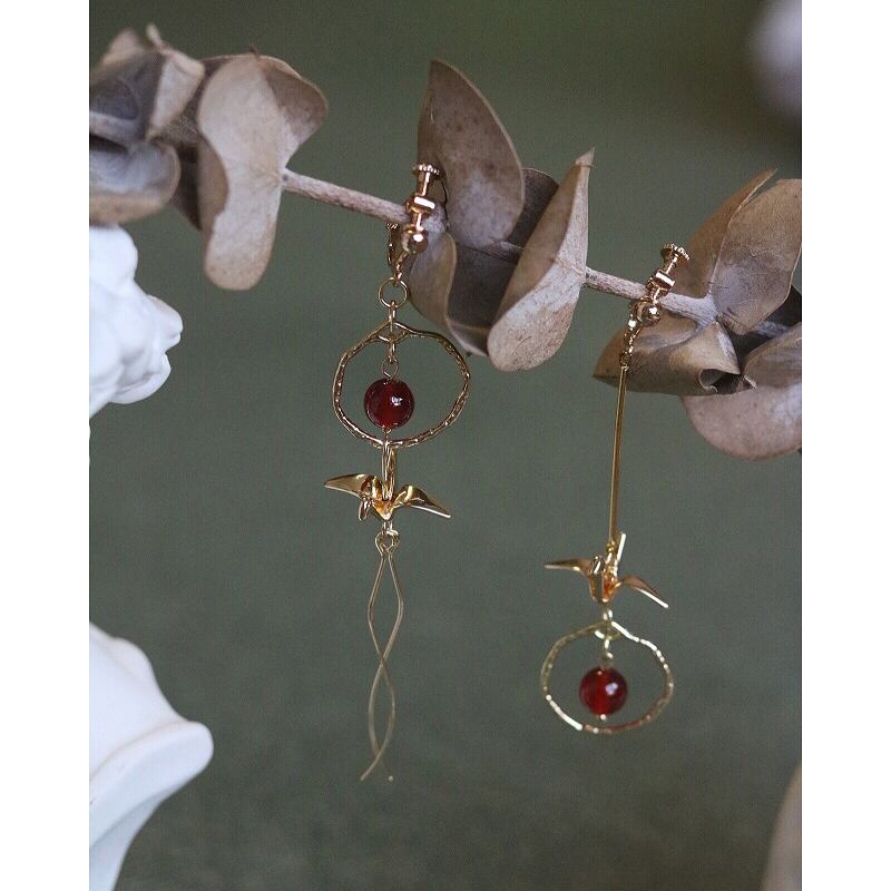 [Minami Koji Series] ★Earrings★ Pair Earrings or Earrings Crane Red Red Gold Golden Asymmetrical